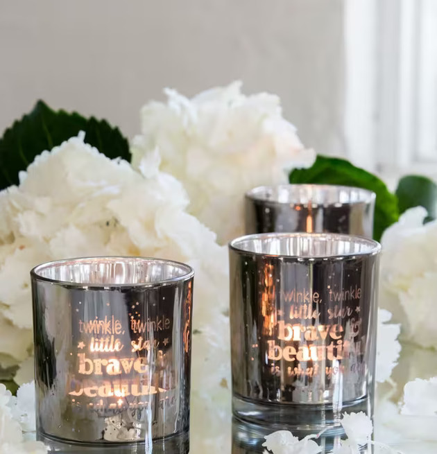 Bild av vackert arrangerat stilleben med ljuslyktor