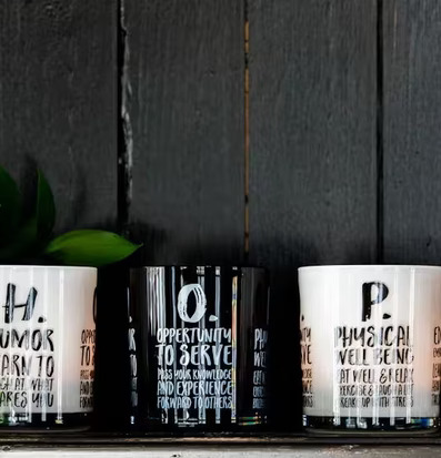 Foto av ljuslyktor med budskapet HOPE och kontrast