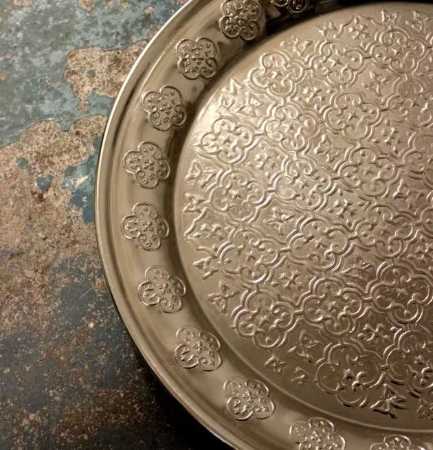 Bild av intrikat designad metallbricka med mönster