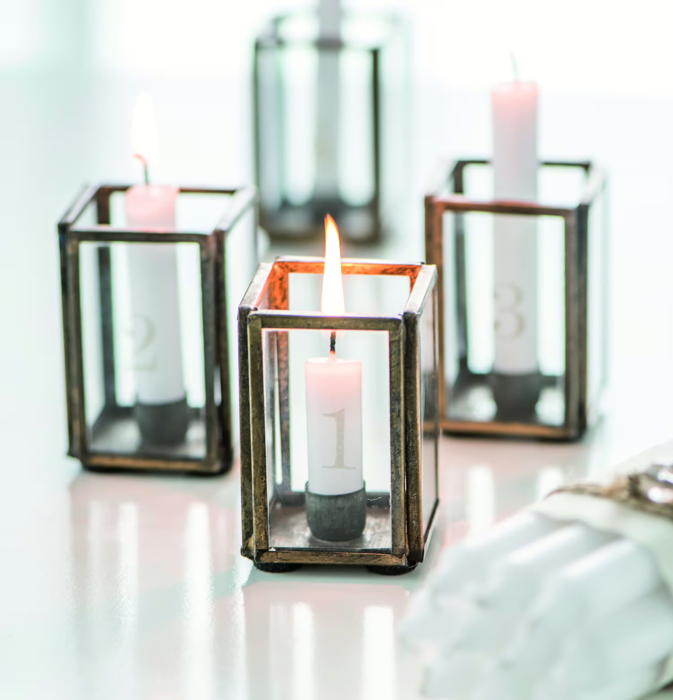 Adventsljusstake Mässing från IB Laursen med brinnande ljus