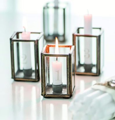 Bild av eleganta adventsljusstakar i mässing och glas