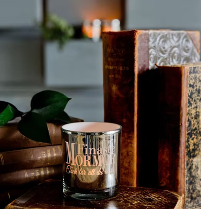 Foto av elegant ljuslykta i rustik och hemtrevlig miljö