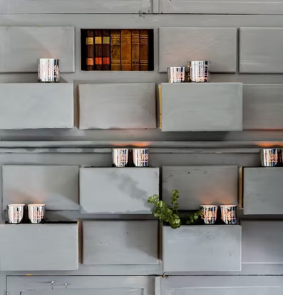 Foto av stilrent arrangemang med ljuslyktor och böcker