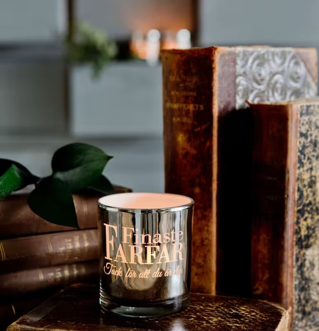 Bild av ljuslykta i nostalgisk och elegant miljö