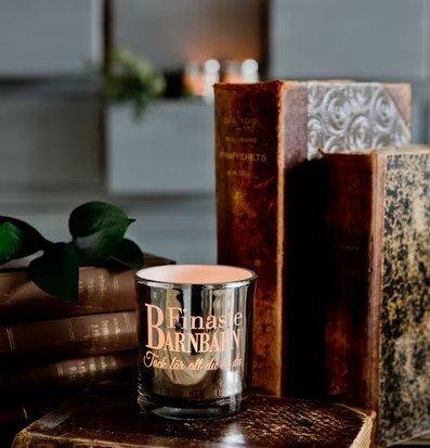 Bild av stämningsfull ljuslykta bland gamla böcker