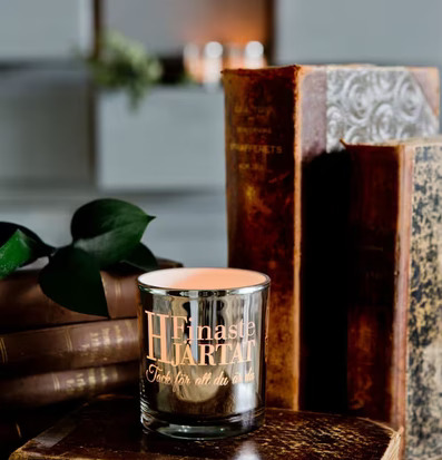 Bild av stilfull komposition med ljuslykta och böcker