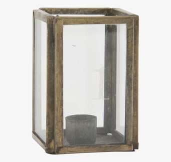 Bild av elegant mässingsljuslykta med glasdetaljer