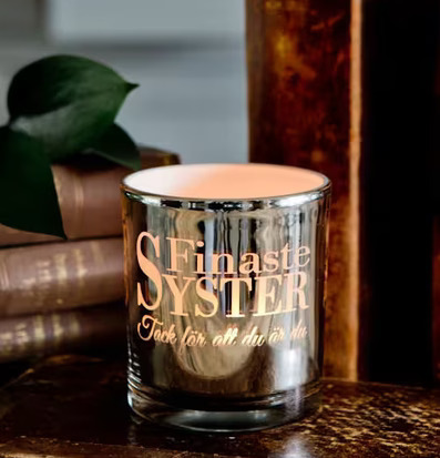 Bild av ljuslykta med texten Finaste Syster