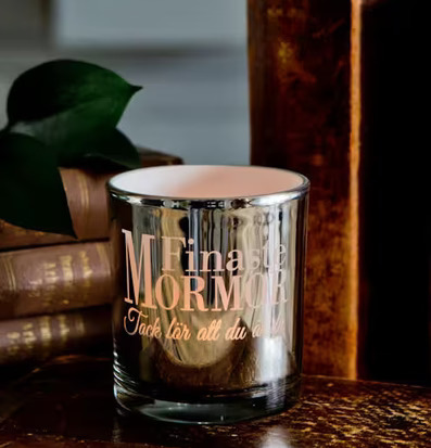 Foto: Dekorativ ljuslykta bland antika böcker och blad