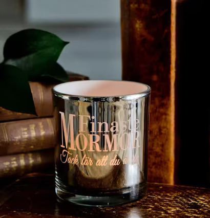 Foto: Dekorativ ljuslykta bland antika böcker och blad