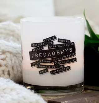 Foto av ljuslykta i en mysig och hemtrevlig miljö