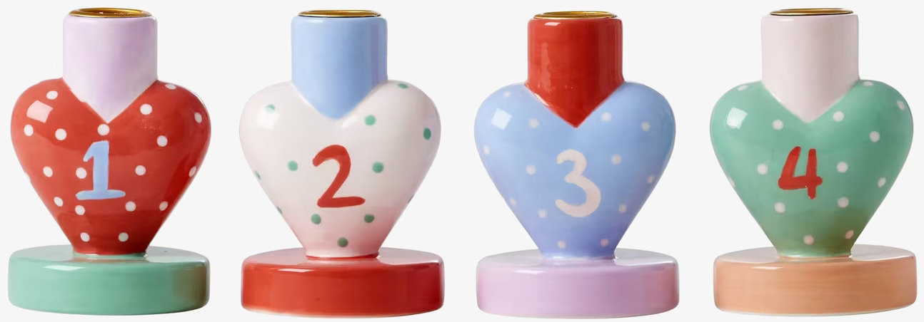 Bild av färgglada adventsljusstakar med hjärtmotiv