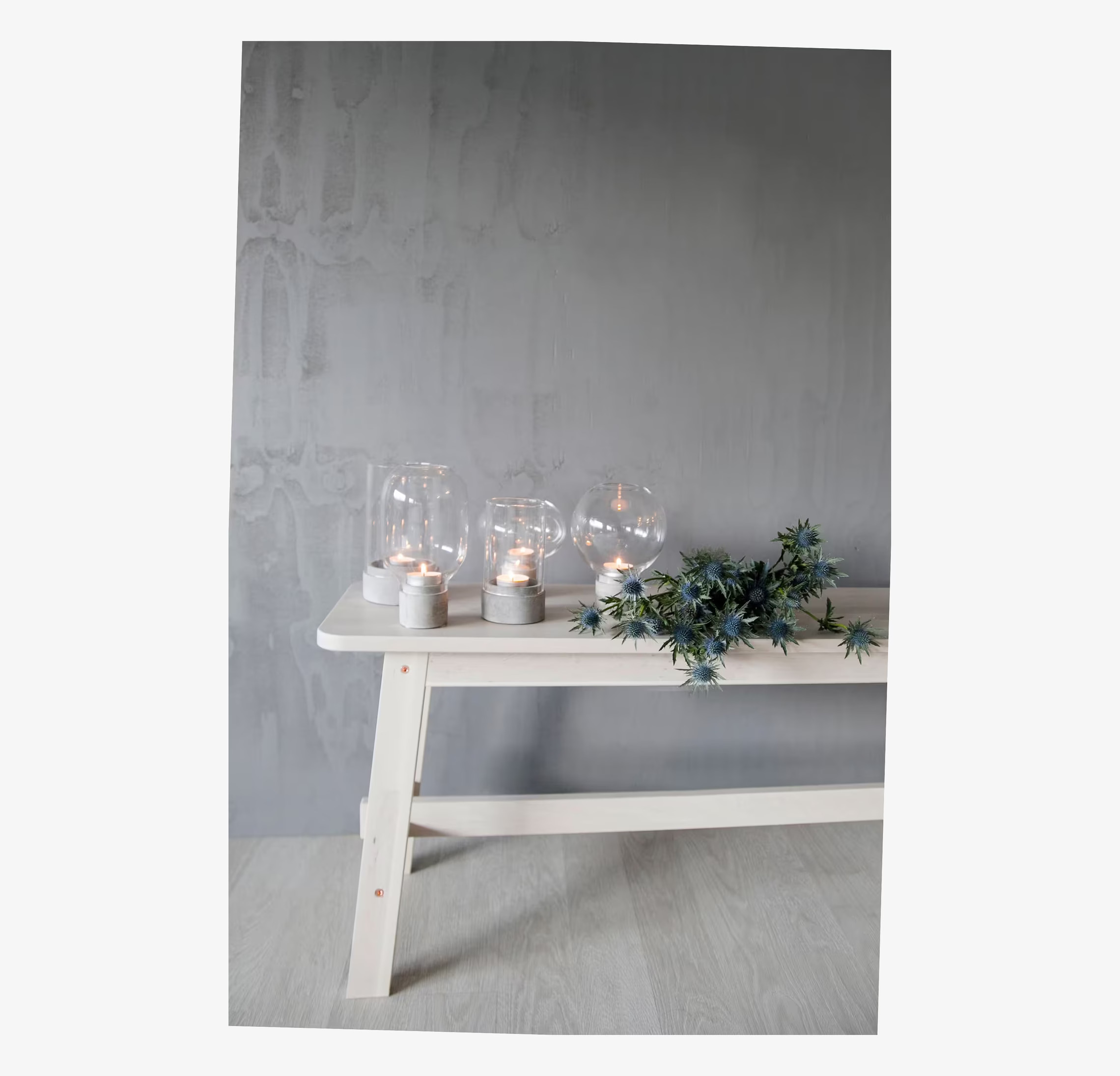 Edet Ljusstake från Storefactory på vit bänk med grå vägg