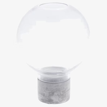 Foto av stilren ljuslykta med glasglob och betongbas