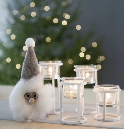 Bild av stämningsfull juldekoration med ljuslyktor