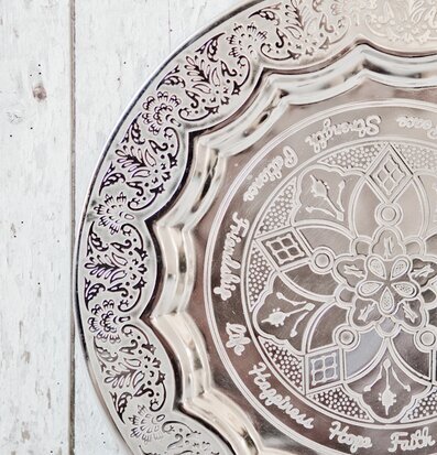 Bild av ett detaljerat metallfat med intrikata mönster