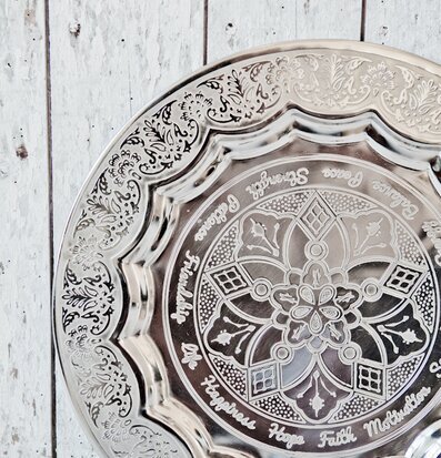 Bild av detaljrik metallbricka med blommönster