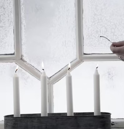 Bild av stilren adventsljusstake i vintermiljö