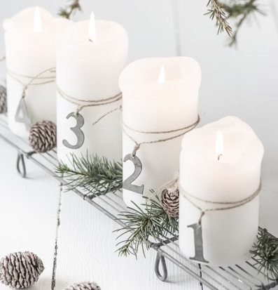 Bild av stilren adventsdekoration med ljus och gran