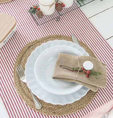 Bild av stämningsfull dukning med adventsdekorationer