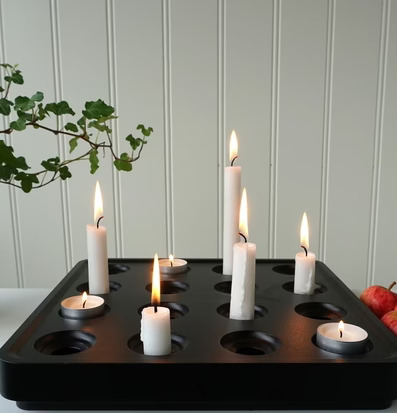 Bild av stilren ljusstake med tända ljus och dekorationer