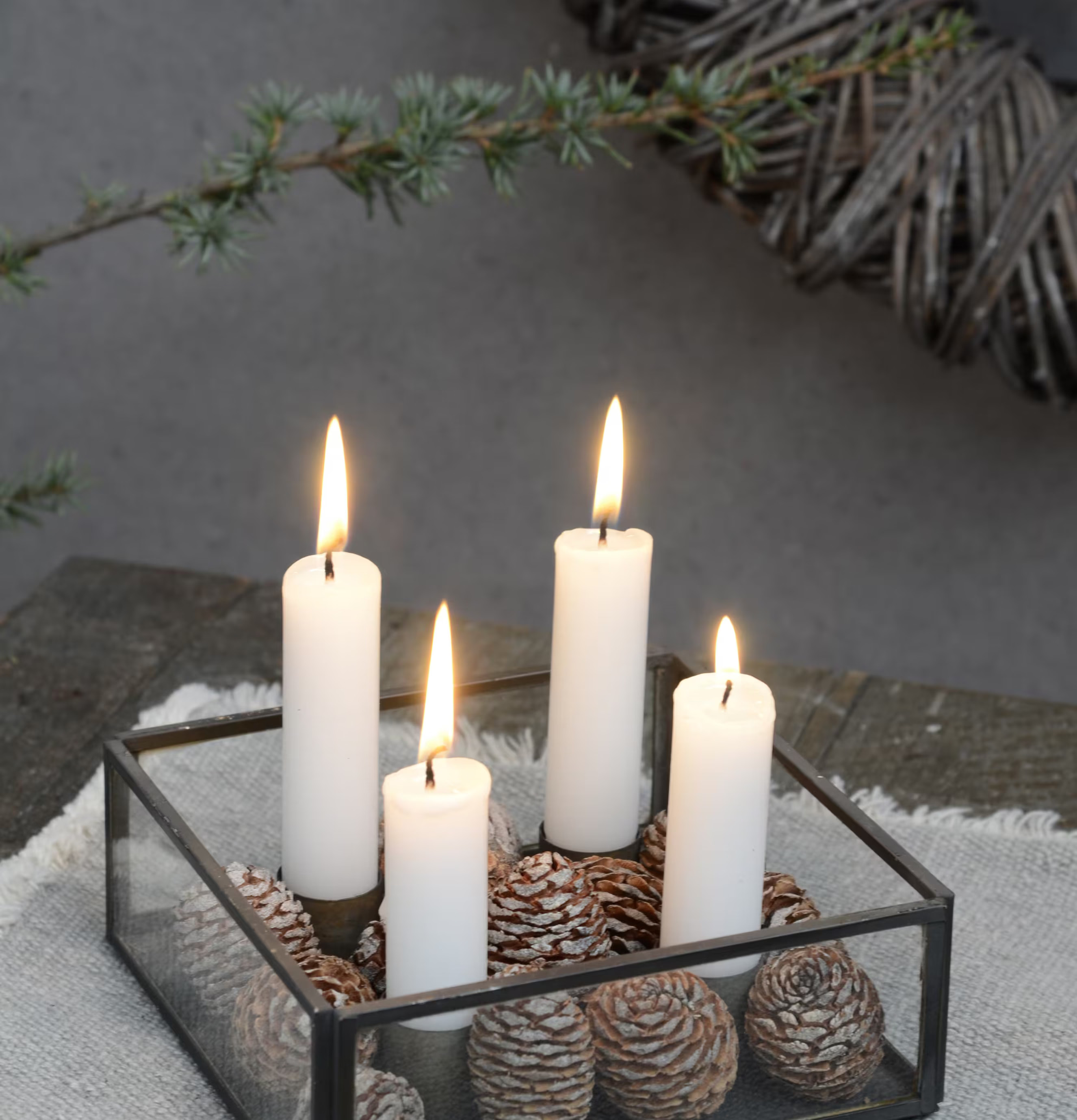 Bild av adventsljusstake med naturlig vinterkänsla