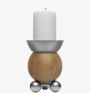 Foto av modern ljusstake med ek och silverdetaljer