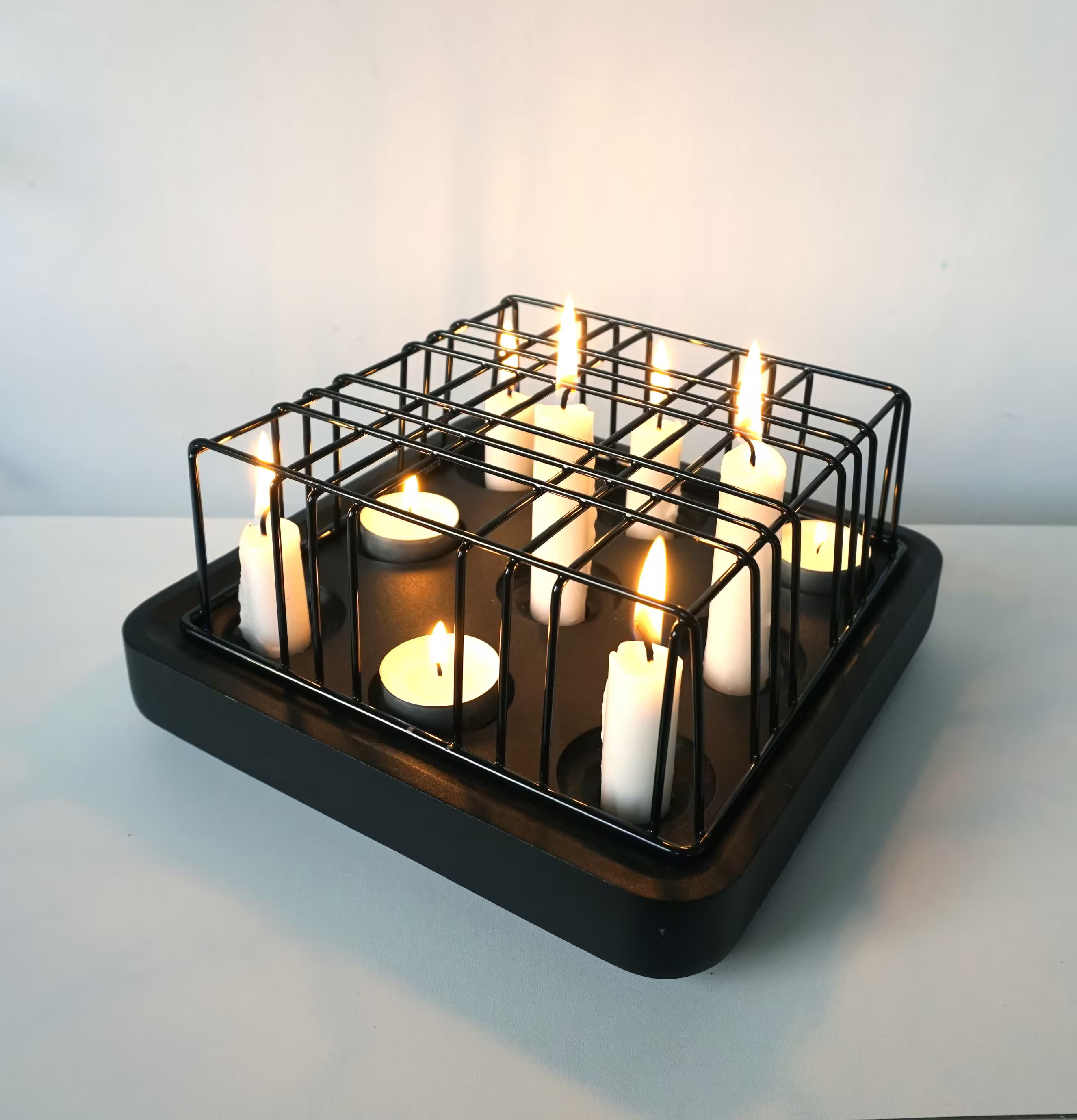 Foto av modern ljuslykta med elegant design och ljusspel