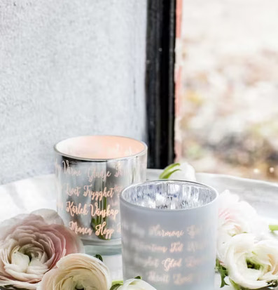 Bild av ljuslyktor i harmonisk och romantisk miljö