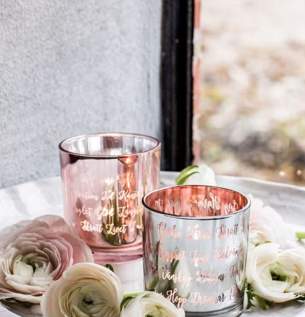 Bild av eleganta ljuslyktor med rosé och silver detaljer