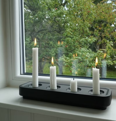 Foto av stilren ljuslykta i harmonisk fönsterkarm