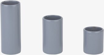 Bild av tre grå minimalistiska ljusstakar i harmoni