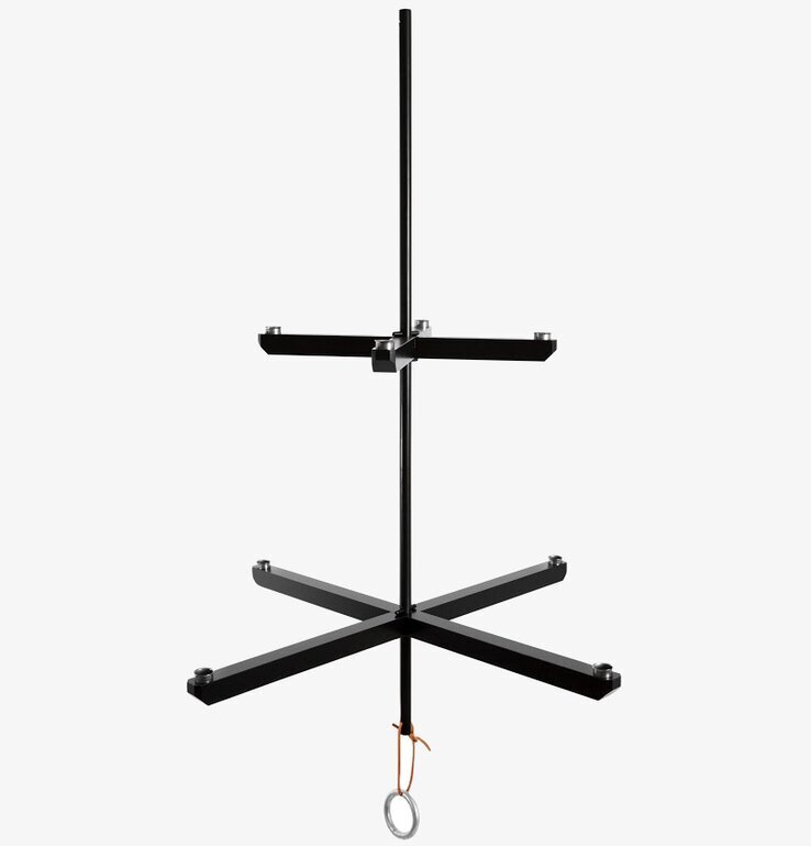 Ljuskrona Svart från Ernst med minimalistisk design i metall