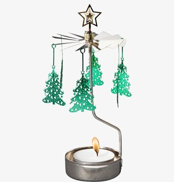 Foto av dekorativ ljuslykta med julgransdetaljer