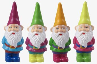 Bild av fyra färgglada tomteljus i rad med detaljer