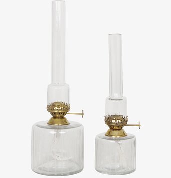 Foto av eleganta fotogenlampor i glas och metall