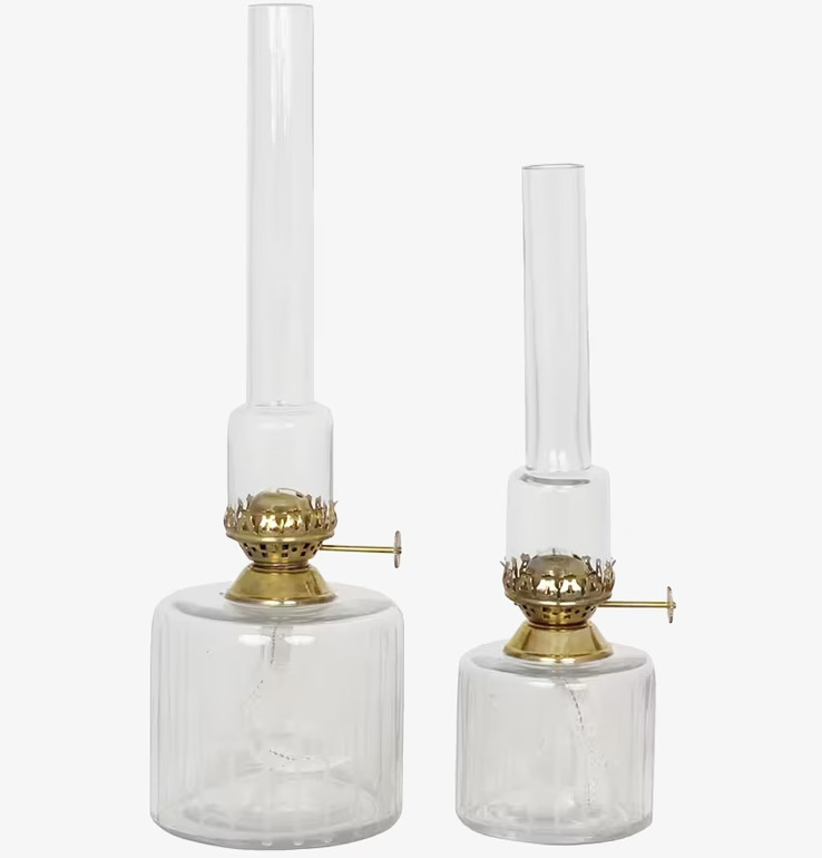 Foto av eleganta fotogenlampor i glas och metall