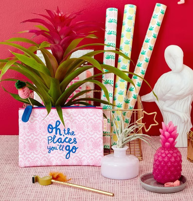 Bild av färgglada ljuslyktor och dekorativa detaljer