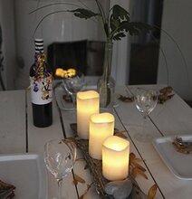 Bild av hemtrevlig dukning med vackra ljus och dekorationer