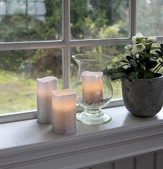 Bild av stämningsfull inredning med ljus och växt